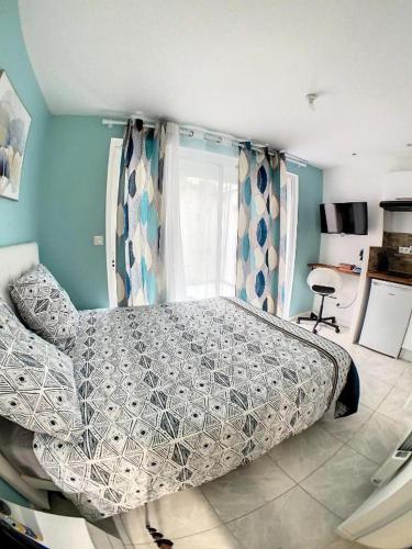 une chambre avec un lit et une fenêtre dans l'établissement STUDIO COSY GARE AMIENS TOUT ÉQUIPÉ WIFI NETFLIX 2PERS, à Amiens