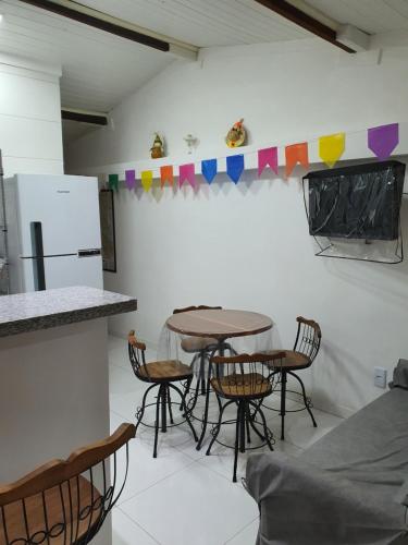 een keuken met 2 tafels en stoelen en een aanrecht bij Nesga Village in Lençóis