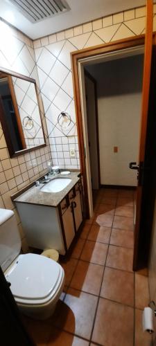 een badkamer met een toilet en een wastafel bij Apartamento Canto das Pedras in Florianópolis