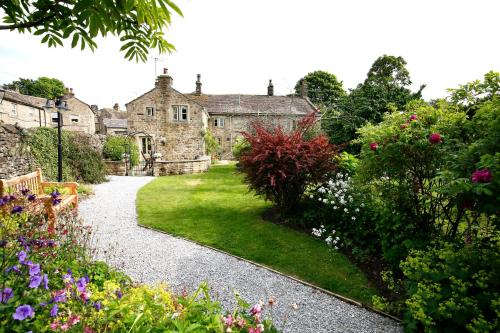 a garden in front of an old stone house at Ashfield House in Grassington