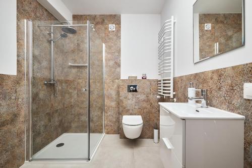 ein Bad mit einer Dusche, einem WC und einem Waschbecken in der Unterkunft Blue Apartament & Office Kudowa-Zdrój in Kudowa-Zdrój