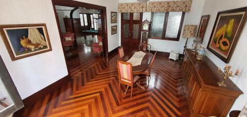 vistas panorámicas a una sala de estar con suelo de madera en Casa Andrea, en Las Palmas de Gran Canaria