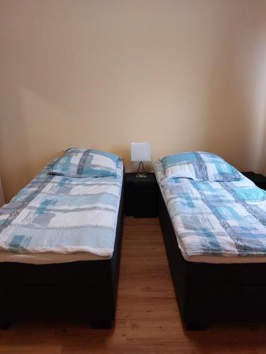 dos camas sentadas una al lado de la otra en un dormitorio en Ferienwohnung in Kiel, en Kiel