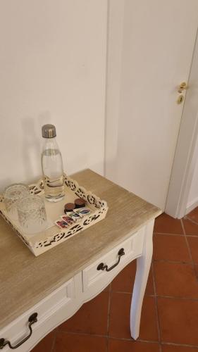 eine Flasche Wasser auf einem Tablett auf einem Tisch in der Unterkunft Casa de Diana in Évora