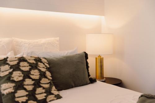 NEW! Dacha on Maggie No#2, Unrivaled Island Luxuryにあるベッド