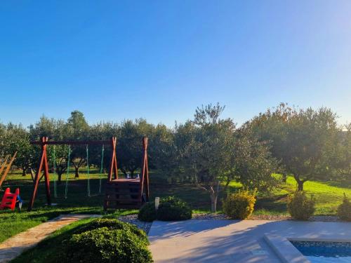 Herní místnost nebo prostor pro děti v ubytování Villa Lorema-pet friendly on 5000 sqm garden,pool, jacuzzi, billiard&PS5