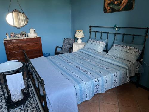 ColtaroにあるLa Frascaの青い壁のベッドルーム1室(大型ベッド1台付)