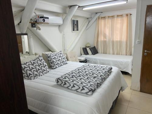 1 Schlafzimmer mit 2 Betten in einem Zimmer in der Unterkunft Monoambiente Playa Nebel in Concordia