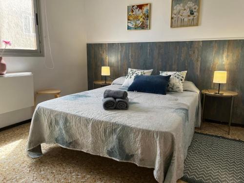 Un dormitorio con una cama con un osito de peluche. en Sarah Kite II Vv, room 3 en Playa del Burrero