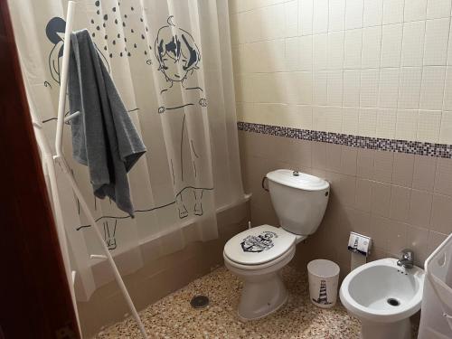 łazienka z toaletą i umywalką w obiekcie Sarah Kite II Vv, room 3 w mieście Playa del Burrero