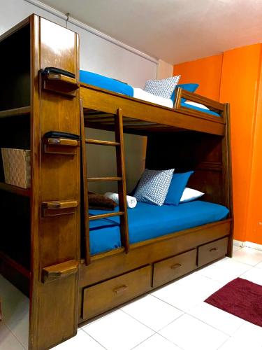 a bunk bed with a ladder and a bunk bed with at Apartment Angeluz in San Andrés