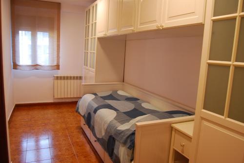 ein kleines Schlafzimmer mit einem Bett in einem Zimmer in der Unterkunft Casa Rural Puerta del Gamoniteiru in Pola de Lena