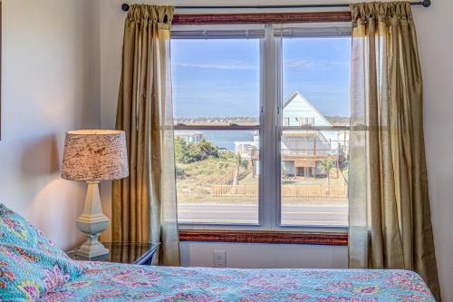 um quarto com uma janela com vista para o oceano em Whaley Topsail Beach em Topsail Beach