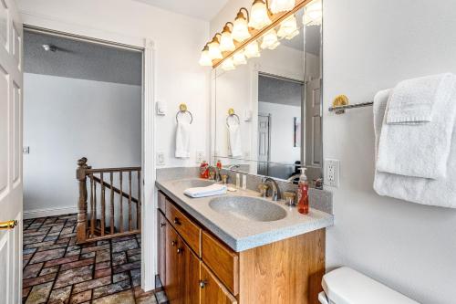 un baño con lavabo y espejo en Sand Castle 1, en Rockaway Beach