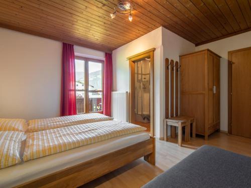 sypialnia z łóżkiem i oknem w obiekcie Fankhauser w mieście Zell am Ziller