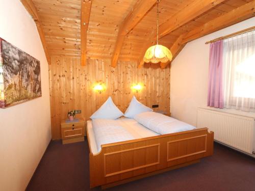 a bedroom with a bed in a wooden room at Haus Daheim II in Winkle
