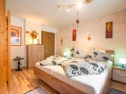 Un dormitorio con una cama con almohadas. en Wohlfarter en Jerzens