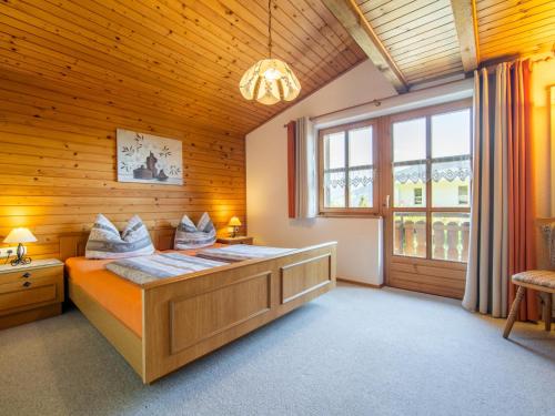 1 dormitorio con cama y ventana grande en Monteschiel en Bürserberg