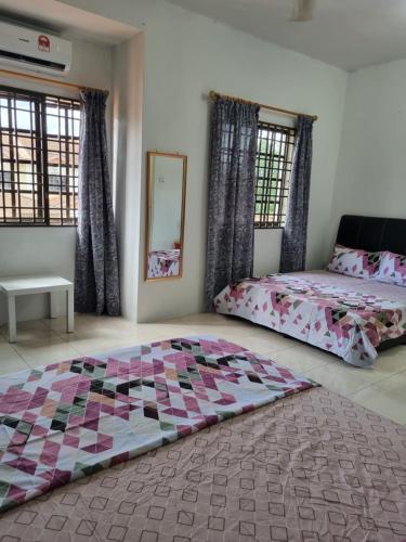 Een bed of bedden in een kamer bij PRIVATE POOL Ssue Klebang Ipoh Homestay-Guesthouse With Wifi & Netflix