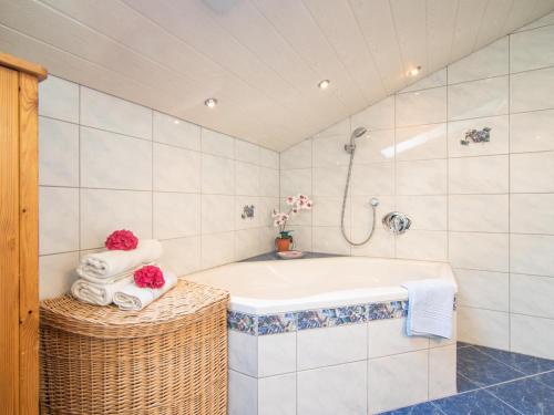 La salle de bains est pourvue d'une baignoire et de quelques serviettes. dans l'établissement Schallert, à Bürserberg