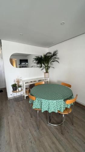 une salle à manger avec une table et des chaises vertes dans l'établissement Superbe appartement rénové avec vue magnifique, à Gruissan