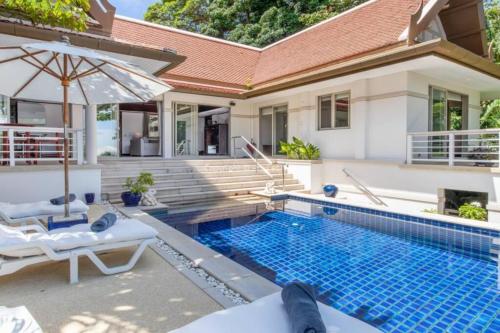 卡塔海灘的住宿－Villa Mauao - Luxury Villa in Katamanda, Kata，一座带游泳池和房子的别墅