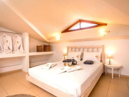 une chambre avec un lit avec des serviettes dessus dans l'établissement Holiday Home near Beach in Afandou, à Koskinou