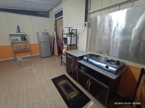 Virtuvė arba virtuvėlė apgyvendinimo įstaigoje Mak Abah Homestay B Parit Raja Batu Pahat