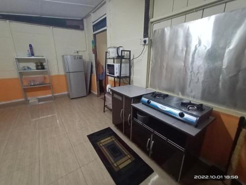 O bucătărie sau chicinetă la Mak Abah Homestay B Parit Raja Batu Pahat