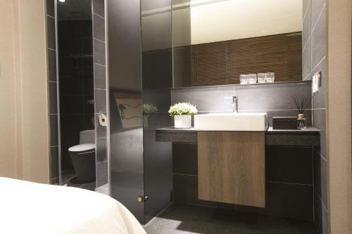 台北的住宿－台北五號商旅，一间带水槽和镜子的浴室