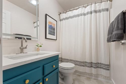 uma casa de banho com um lavatório azul e um WC. em Adventure in Cle Elum em Cle Elum