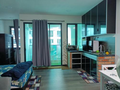 una cucina con letto e forno a microonde di MyHOMESTAY 2 @ Vista Bangi a Kajang