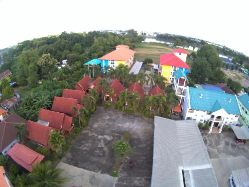 een luchtzicht op een resort met een aantal huizen bij Bunraksa Resort in Kamphaeng Phet
