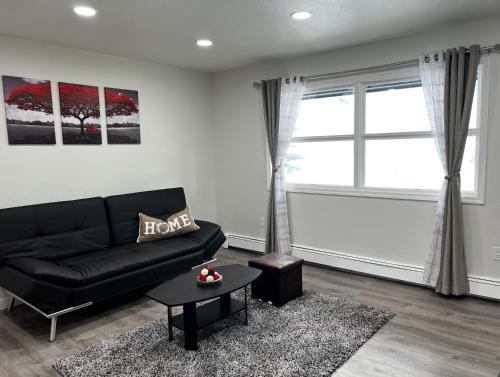 Ruang duduk di Anchorage midtown apartment-Wyoming 2
