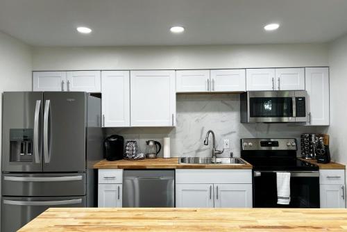 Dapur atau dapur kecil di Anchorage midtown apartment-Wyoming 2