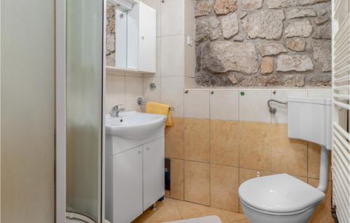 bagno con servizi igienici e lavandino di Beautiful Apartment In Grizane With 2 Bedrooms And Wifi a Grižane