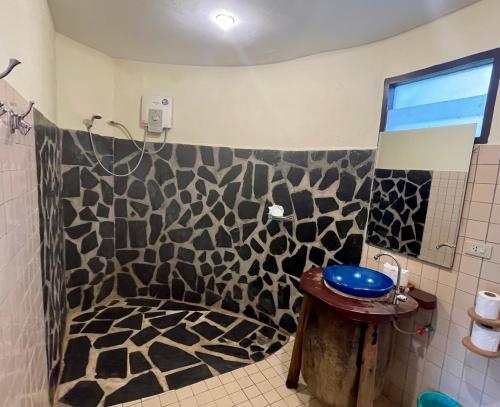 a bathroom with a black and white patterned wall at Garden Resort in Ko Chang