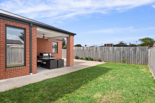 Casa de ladrillo con patio y valla en Beach Life, en Indented Head