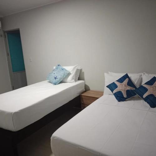 two beds sitting next to each other in a room at Apartamento cómodo y confortable in San Andrés