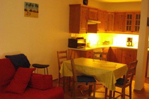 Ferienwohnung in Sassnitz RÜGEN Nähe Weltnaturerbe Kreideküsteにあるキッチンまたは簡易キッチン