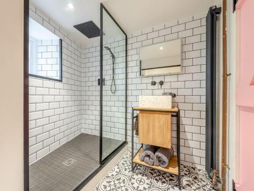 ein Bad mit einer Dusche und einem Waschbecken in der Unterkunft Patience Cottage in Idbury