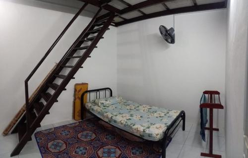 a room with a bunk bed and a staircase at Homestay D'Mama Īfor mūslimĪ in Tanjung Malim
