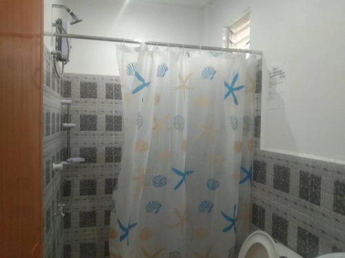 een badkamer met een douchegordijn met blauwe vis erop bij PEDRO'S RESORT in Panglao