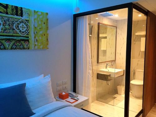 Ένα μπάνιο στο S Box Sukhumvit Hotel - SHA Extra Plus