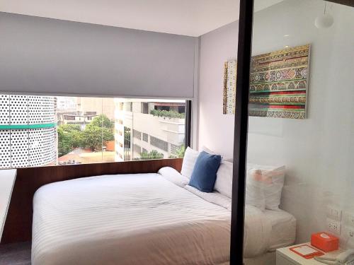 Ένα ή περισσότερα κρεβάτια σε δωμάτιο στο S Box Sukhumvit Hotel - SHA Extra Plus