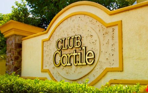 um sinal para um clube central no lado de um edifício em Cozy Oasis near Disney! 4 bedroom 3 bath Townhouse! em Kissimmee