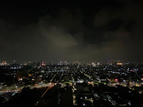 uma vista da cidade à noite em Thamrin Residences/2BR em Jakarta