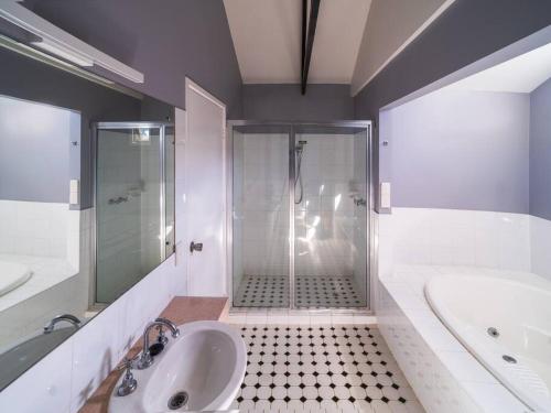 y baño con ducha, lavabo y bañera. en 3-bedroom home 4km to Grand Prix track, en Smiths Beach