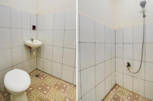 bagno con servizi igienici e lavandino di OYO 91755 Priska Kost Dan Homestay a Manado