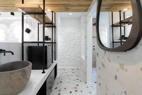 ein Badezimmer mit einem großen Waschbecken und einem Spiegel in der Unterkunft Alkyoni Beach Hotel in Naxos Chora